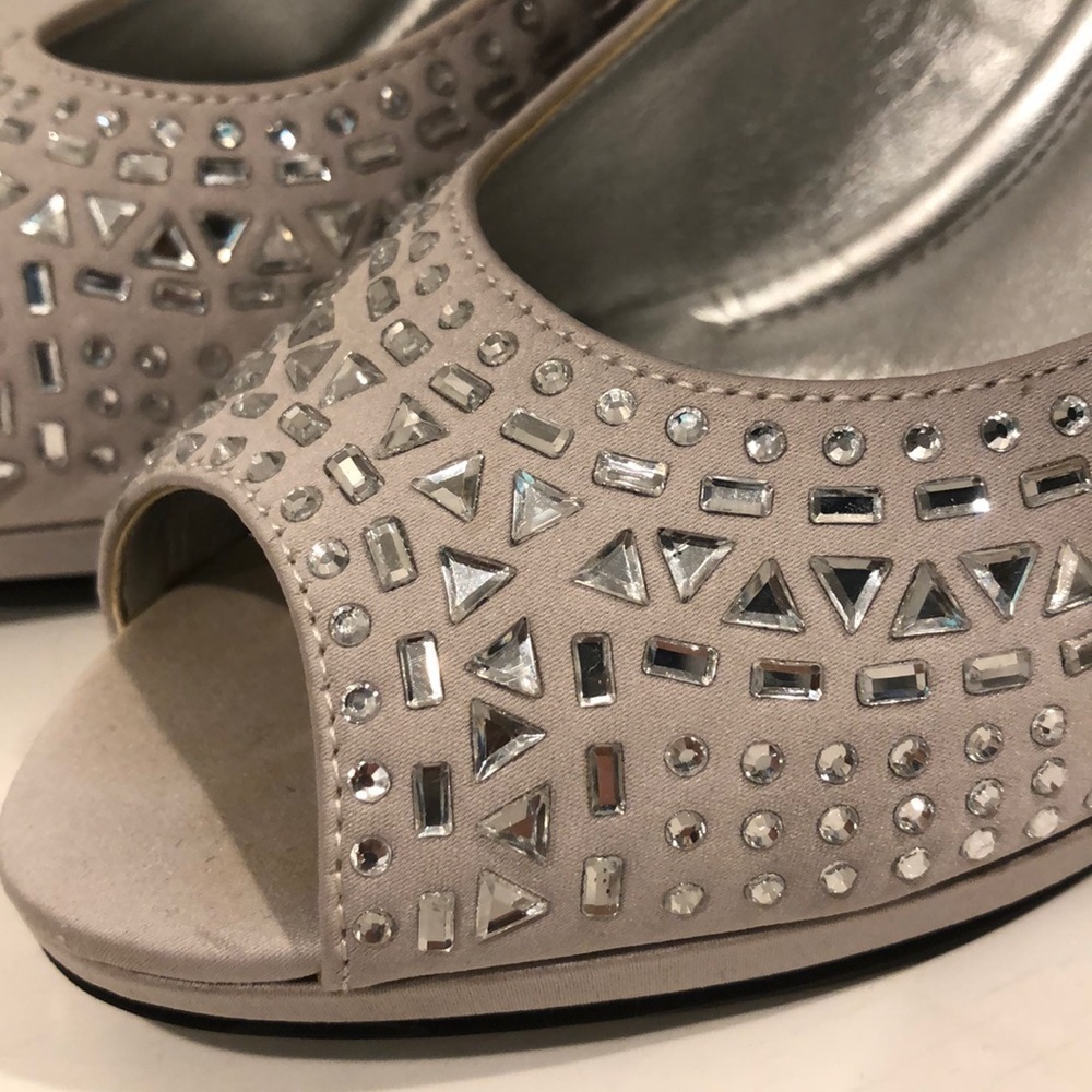 Metallic Silver Heels!!